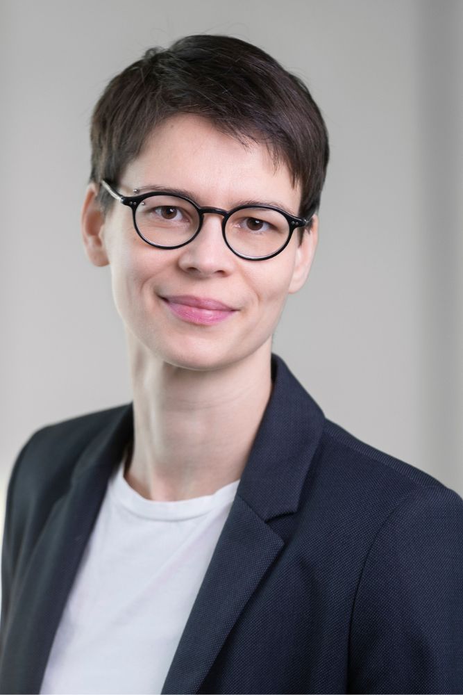 Prof. Dr. med. Barbara Klink, seriös lächelnd, hat kurze dunkle Haare, trägt einen schwarzen Blazer mit weißem T-Shirt